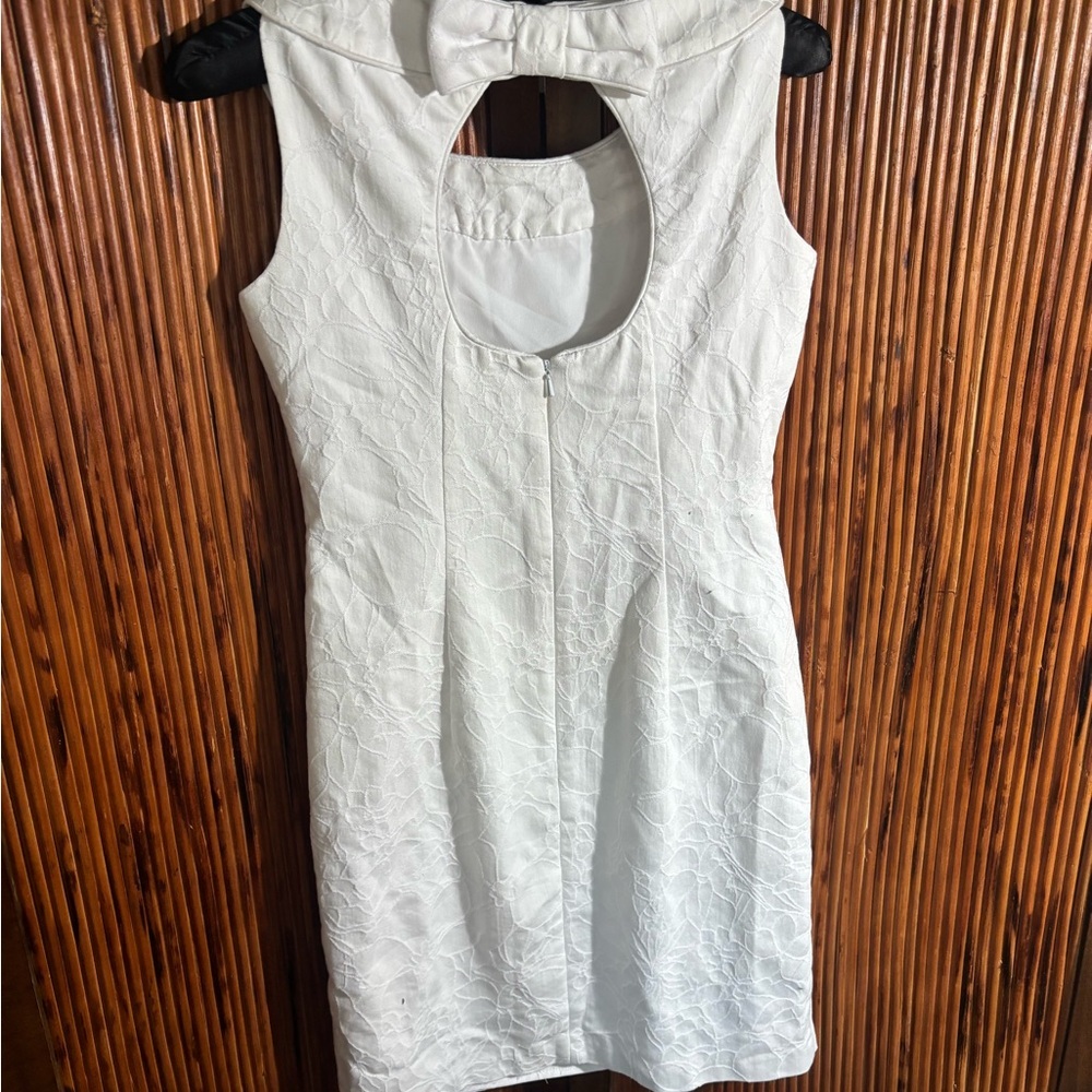 Donna Ricco White Sleeveless Cowl Neck Sheath Dress